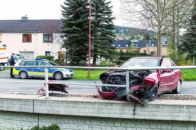 <p>
	Ein 30-jähriger Autofahrer ist am Sonntagmorgen auf der Annabergerstraße Richtung Walthersdorf in einer Rechtskurve von der Fahrbahn abgekommen und gegen ein Brückengeländer geprallt.</p>
