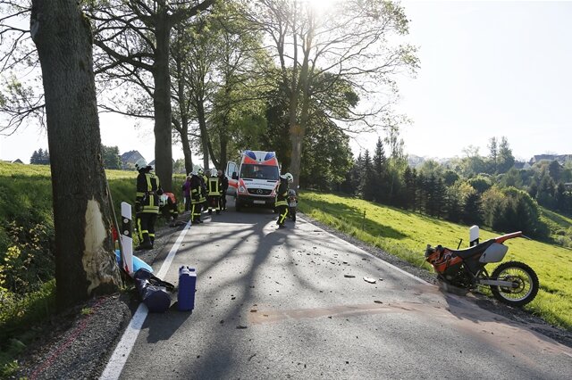 <p>
	Bei einem schweren Unfall in Wünschendorf ist ein Motorradfahrer offenbar lebensgefährlich verletzt worden. Zwei weitere Personen erlitten ebenfalls Verletzungen.</p>
