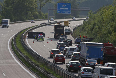 <p>
	Bei einem Unfall auf der Autobahn 4 zwischen Hohenstein-Ernstthal und Wüstenbrand in Richtung Dresden sind am Dienstagvormittag zwei Menschen verletzt worden.</p>
