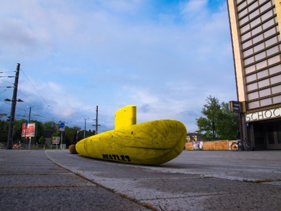 <p>
	&quot;We all live in a yellow submarine. Yellow submarine, yellow submarine.&quot;</p>
