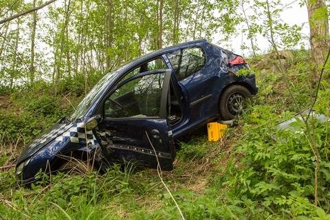 <p>
	Nach bisherigen Erkenntnissen stürzte ein Peugeot eine Böschung hinunter. Ein Audi prallte frontal gegen einen Dacia.</p>
