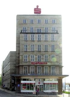 Die Stadt Chemnitz bietet dem Galeristen Alfred Gunzenhauser das ehemalige Sparkassengebäude als neues Zuhaus für seine umfangreiche Sammlung an. 