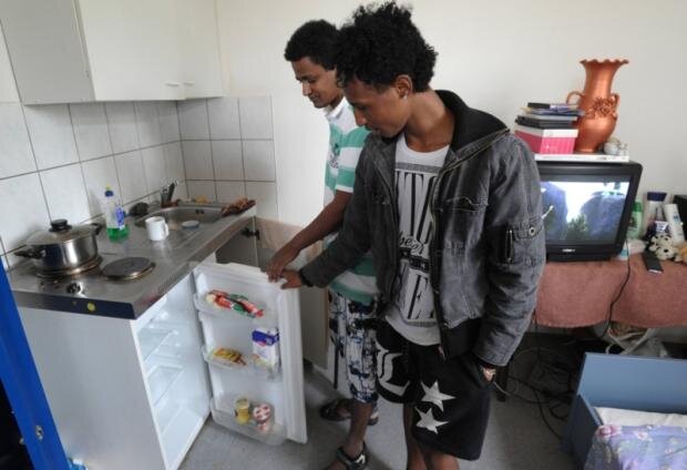 <p>
	Amaiel Kbrab (23 vorn) und Esra Negassi (29), zwei Flüchtlinge aus Eritrea: Die meiste Zeit verbringen sie in ihrem Zimmer an der Oberfrohnaer Straße. Sie sagen, sie würden die Zeit in Deutschland gern besser nutzen.</p>
