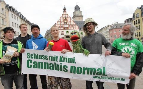 <p>
	Etwa 50 Cannabis-Aktivisten haben sich am Samstag zum „Global Marihuana March“ auf dem Plauener Altmarkt versammelt.</p>
