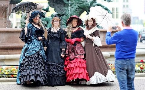 <p>
	Vier viktorianische Damen lassen sich&nbsp; fotografieren.</p>
