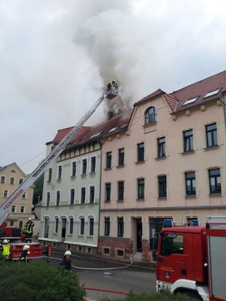 <p>
	Der Dachstuhl eines Hauses an der Gellertstraße in Hainichen ist am Montag ein Raub der Flammen geworden.</p>
