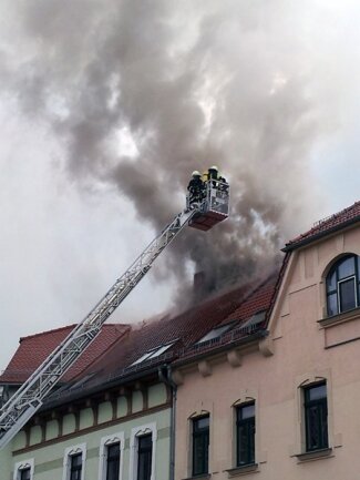 <p>
	Die Bewohner konnten das Haus unverletzt verlassen und die Feuerwehr ein Übergreifen des Feuers auf das Nachbarhaus verhindern.</p>
