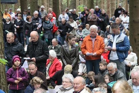 <p>
	Rund 2500 Menschen haben am Pfingstmontag in Stützengrün an der 96. Waldandacht teilgenommen.</p>
