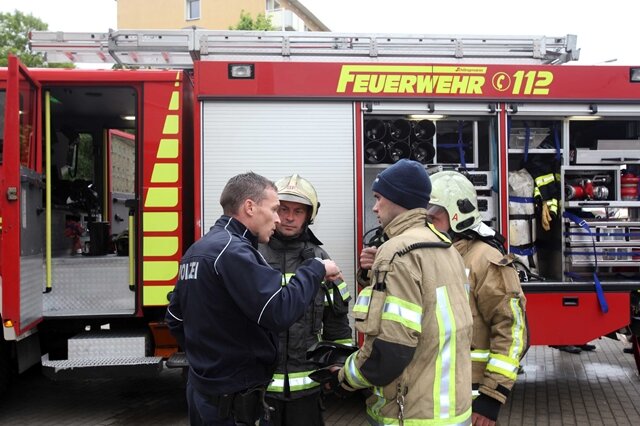 <p>
	Laut Feuerwehreinsatzleitung, brannte es im Keller sowie im ersten Stock des Gebäudes an der Marienthaler Straße.</p>
