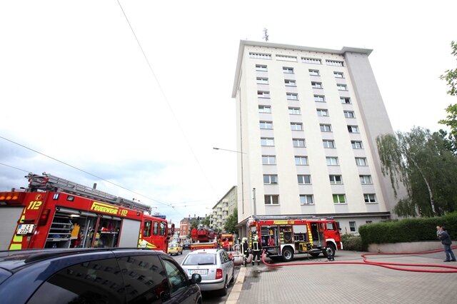 <p>
	Im Hochhaus in Zwickau-Marienthal sind am Mittwochnachmittag gegen 16 Uhr zwei Feuer gleichzeitig ausgebrochen.</p>
