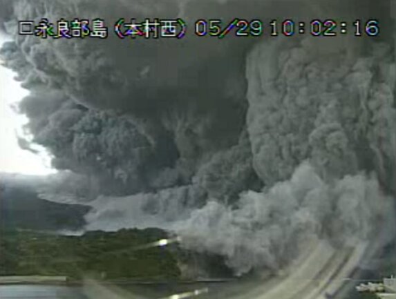 <p>
	Mit einer spektakulären Explosion ist im Südwesten Japans der Vulkan Shindake ausgebrochen. Mehr als neun Kilometer türmten sich die dicken schwarzen Aschewolken über dem Krater auf der Insel Kuchinoerabu in den Himmel, wie dramatische Videobilder im japanischen Fernsehen zeigen.</p>
