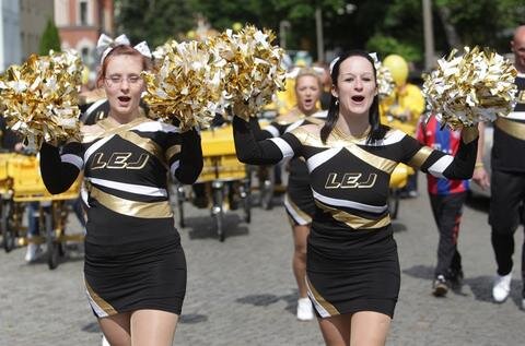 <p>
	Cheerleader tanzen im Stadtteil Gohlis.</p>
