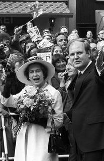 <p>
	Königin Elizabeth II. und der Regierende Bürgermeister von Berlin, Dietrich Stobbe, gehen bei einem kurzen Spaziergang über den Kurfürstendamm in Berlin 1978 an jubelnde Berlinern vorbei.</p>
