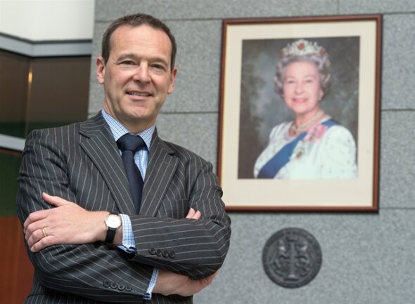 <p>
	50 Jahre liegt die erste Reise der Queen durch die Bundesrepublik zurück. Der britische Botschafter in Deutschland, Sir Simon McDonald, beobachtet seit Jahren die Begeisterung der Deutschen für die britische Königsfamilie.</p>
