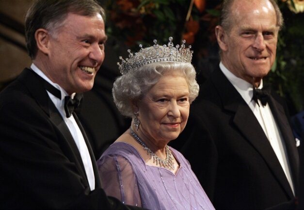 <p>
	Bundespräsident Horst Köhler, die britische Königin Elizabeth II. und ihr Gemahl Prinz Philip (l-r) begrüßen 2004 im Zeughaus in Berlin die Gäste zum Defilee.</p>
