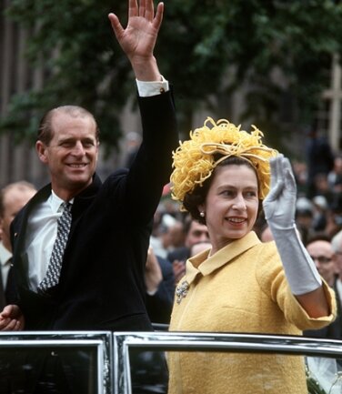 <p>
	Zum ersten Staatsbesuch in Deutschland: Die britische Königin Elizabeth II. und ihr Gatte Prinz Philip winken während ihrer Fahrt durch Berlin 1965 aus einem offenen Wagen der Bevölkerung zu.</p>
