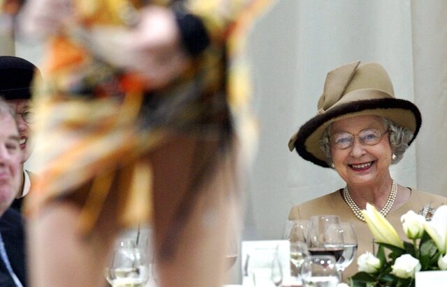 <p>
	Bei ihrem Besuch 2004 schaut sich die Queen im Ständehaus in Düsseldorf eine Modenschau deutsch-englischer Designer an.</p>
