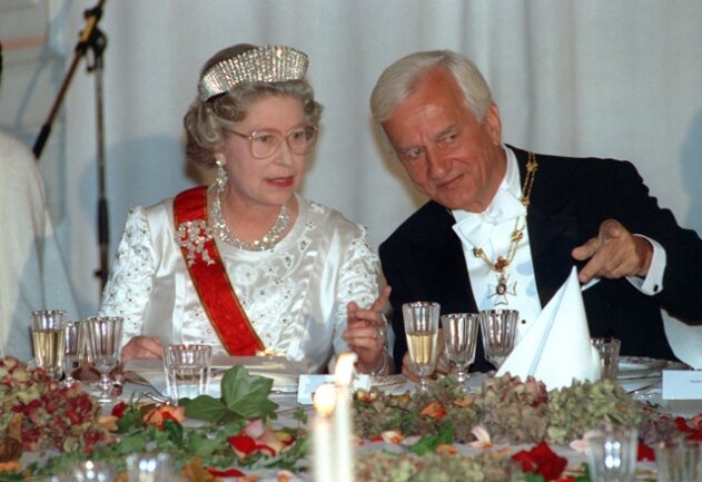 <p>
	Die Queen und Bundespräsident Richard von Weizsäcker sprechen während eines Festbanketts auf Schloss Augustusburg in Brühl 1992 miteinander. Die britische Monarchin und ihr Gatte waren am 19.10.1992 in Bonn zu einem fünftägigen Staatsbesuch in Deutschland eingetroffen.</p>
