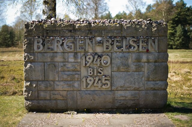 <p>
	Die britische Königin wird am 26.06.2015 auf persönlichen Wunsch die Gedenkstätte Bergen-Belsen besuchen.</p>

