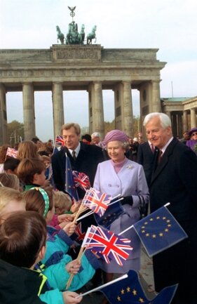 <p>
	Schulkinder begrüßen die britische Königin 1992 am Brandenburger Tor in Berlin. Rechts Bundespräsident Richard von Weizsäcker, links der Regierende Bürgermeister von Berlin, Eberhard Diepgen.</p>
