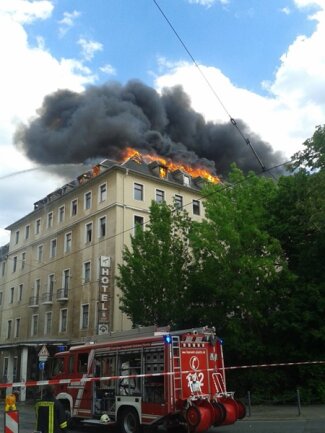 <p>
	Weitgehend machtlos waren die rund 60 Einsatzkräfte der Feuerwehr gestern gegen einen Dachstuhlbrand im ehemaligen Hotel Wagner an der Bahnhofstraße.</p>
