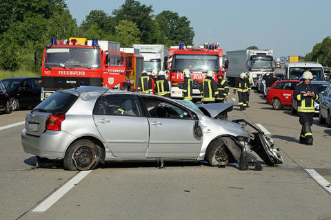 <p>
	Ca. einen Kilometer hinter dieser Unfallstelle ereignete sich am Stauende ein weiterer schwerer Verkehrsunfall. Ein SUV Nissan kollidierte seitlich mit einem Lkw und prallte dann noch an einen Audi. Die Nissanfahrerin wurde ebenfalls in ihrem Auto eingeklemmt.</p>
