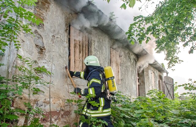 <p>
	In einem unbewohnten Gebäude auf dem Heidenweg in Olbernhau ist am Freitagabend ein Brand ausgebrochen.</p>
