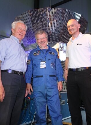 <p>
	Die drei deutschen Kosmonauten haben in der Raumfahrausstellung von ihren Erlebnissen im Weltall berichtet.</p>
