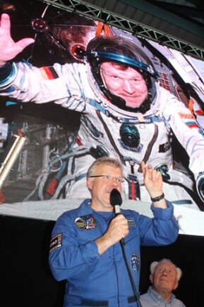 <p>
	Der 58-jährige Reinhold Ewald flog 1997 in den Kosmos. Während seiner dreiwöchigen Mission überlebte er ein Feuer an Bord der MIR-Raumstation. Von seinem siebentägen Flug brachte er eindrucksvolle Fotos mit.</p>
