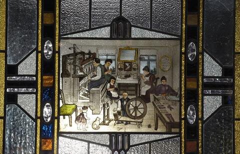 <p>
	Bleiglasfenster mit Motiv Wirkstube 1910 - es befand sich einst in der Kulierhandschuhfabrik Karl Beyer Grüna.</p>
