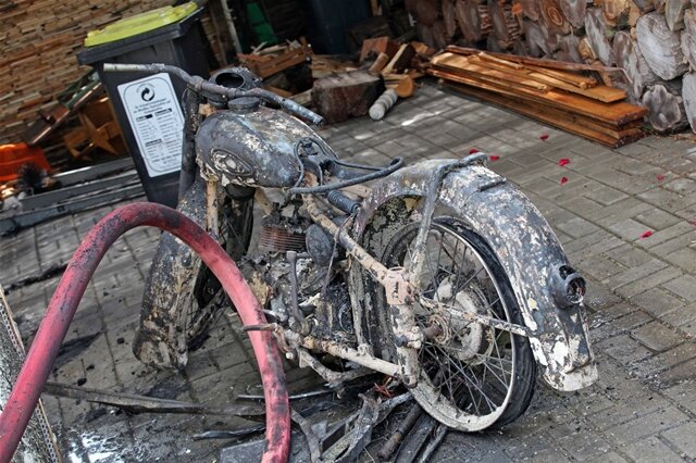 <p>
	Darin befand sich ein Oldtimer-Motorrad, Baujahr 1956, das den Flammen zum Opfer fiel.</p>
