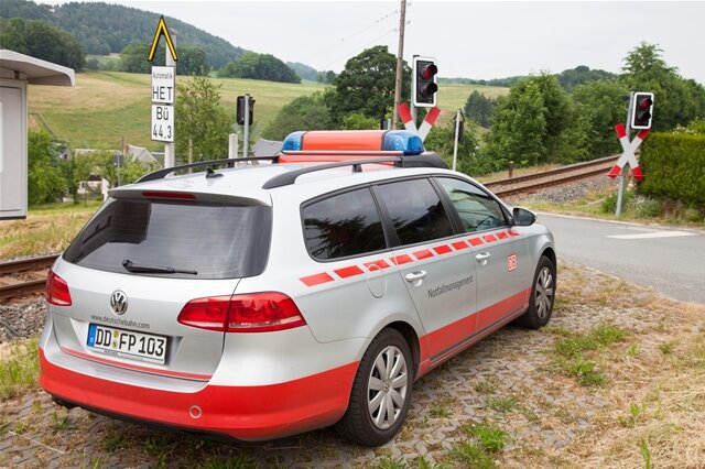 <p>
	Ob die Strecke gesperrt bleibt, konnte der Notfallmanager der Bahn noch nicht abschließend sagen. Derzeit ist ein Schienenersatzverkehr zwischen Zwönitz und Aue eingerichtet.</p>
