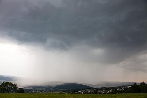 <p>
	Heftige Gewitter mit Starkregen und Sturmböen sind am Samstagnachmittag über Sachsen hinweggezogen. (Das Foto wurde <span class="Text">aufgenommen auf dem Spiegelwald in Bernsbach, mit Blick über Aue-Lauter-Schwarzenberg)</span></p>

