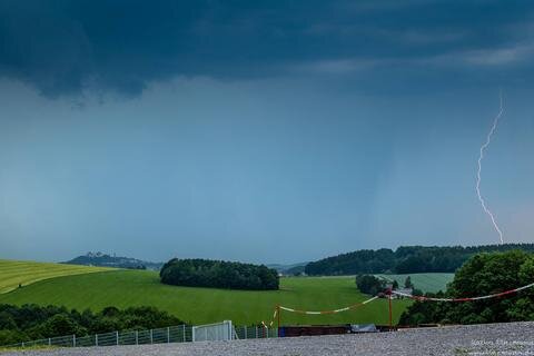 <p>
	Gewitter über Augustusburg - Raiko Linzmann ließ uns dieses Foto zukommen. Fotografiert in Grünhainichen.</p>
