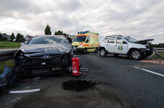 <p>
	Wie die Polizei mitteilte, war ein 31-jähriger Dacia-Fahrer kurz vor dem Ortseingangsschild zu weit auf die Gegenfahrbahn geraten und mit einem Hyundai kollidiert.</p>
