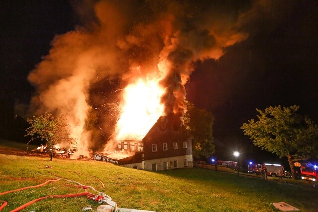 <p>
	In der Nacht zum Donnerstag vernichtete ein Feuer das Bauerngut auf dem Reicheltberg.</p>
