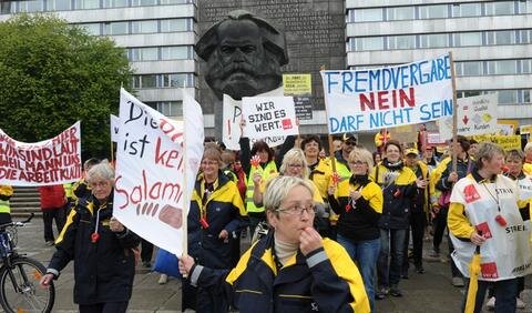<p>
	In Chemnitz versammelten sich Mitarbeiter der Post vor dem Karl-Marx-Monument.</p>
