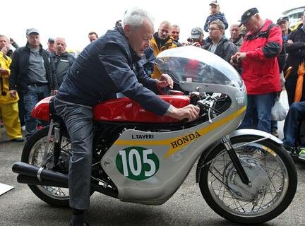 <p>
	<span class="Text">Der älteste Starter des Wochenendes, der Schweizer Luigi Taveri, mit seiner 250ccm Honda. </span></p>
