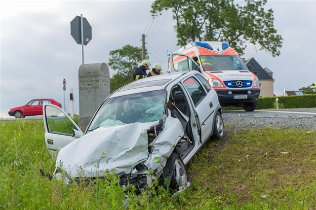 <p>
	Bei einem Verkehrsunfall auf der Kreuzung S259/Gelenauer Straße sind am Montagmorgen zwei Autofahrer schwer verletzt worden.</p>
