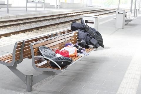 <p>
	Wegen des herrenlosen Gepäckstücks wurde der Bahnhof teilweise gesperrt. Betroffen waren laut Bundespolizei die Bahnsteige 1 bis 4.</p>
