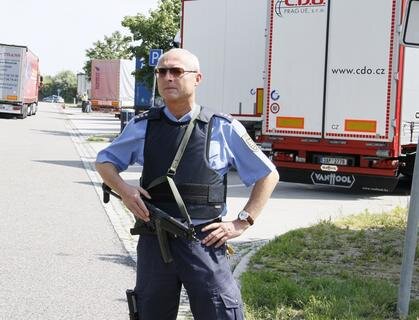 <p>
	Bei einer Großkontrolle am Parkplatz „Rossauer Wald“ hat die Polizei am Donnerstag rund 60 Busse und Lkw überprüft.</p>
