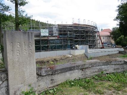 <p>
	<span class="Text">Die Soletherme in Bad Elster wird derzeit noch gebaut. Von außen nimmt das Gebäude immer mehr Gestalt an.</span></p>

