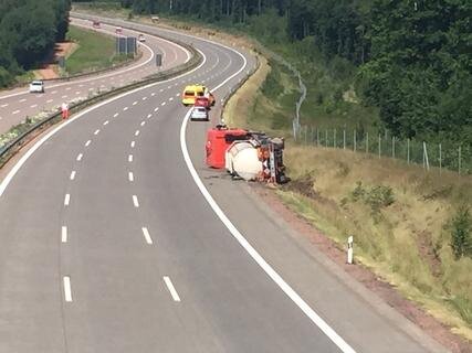<p>
	Vermutlich wegen gesundheitlicher Probleme ist der Fahrers eines Gefahrguttransports am Montag auf der A4 etwa vier Kilometer vor der Anschlussstelle Hohenstein-Ernstthal von der Dahrbahn abgekommen.</p>
