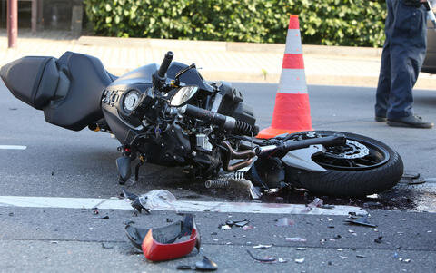 <p>
	Ein 25-jähriger Biker ist am Montagabend bei einem Unfall in Oberlungwitz schwer verletzt worden.</p>
