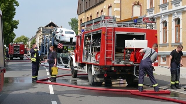 <p>
	Vermutlich wegen eines Defekts an der Hinterachse ist ein Autotransport am Dienstag in der Auestraße in Brand geraten.</p>
