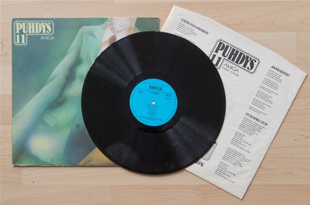 <p>
	<strong>16,10 Mark</strong><br />
	&nbsp;</p>
<p>
	Schallplatten kamen in der DDR von drei Labeln: Amiga für Pop, Rock und Schlager, Eterna für Klassik und politische Lieder sowie Litera für Literatur und Hörspiele. Bei Amiga kostete jede Langspielplatte 16,10 Mark. Dafür gab es die Puhdys ebenso wie gelegentliche Lizenzproduktionen aus dem Westen. Heiß begehrt war zum Beispiel das Greatest-Hits-Album von Depeche Mode, das 1987 so nur bei Amiga erschien. Im Westen kostete eine LP damals um die 18 D-Mark.</p>
