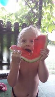 <p>
	Melone essen bei uns im Garten</p>
