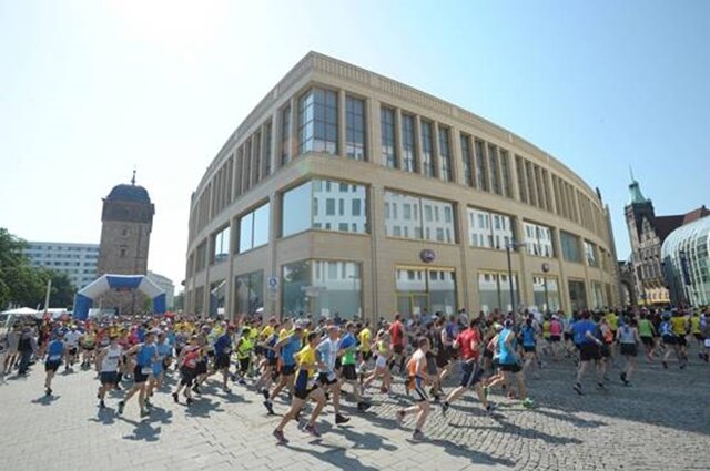 <p>
	Bei fast tropischen Temperaturen haben am Samstag mehr als 1200 Läufer am Chemnitz-Marathon teilgenommen.</p>
