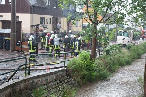 <p>
	In Bockau lief innerhalb weniger Minuten eine Baustelle mit Wasser voll. Der Gehweg drohte einzustürzen.</p>

