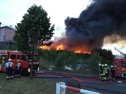 <p>
	Ein Großbrand bei der Pyral AG an der Carl-Schiffner-Straße in Freiberg hat am Sonntagabend Einsatzkräfte aus Freiberg und Umgebung in Atem gehalten.</p>
